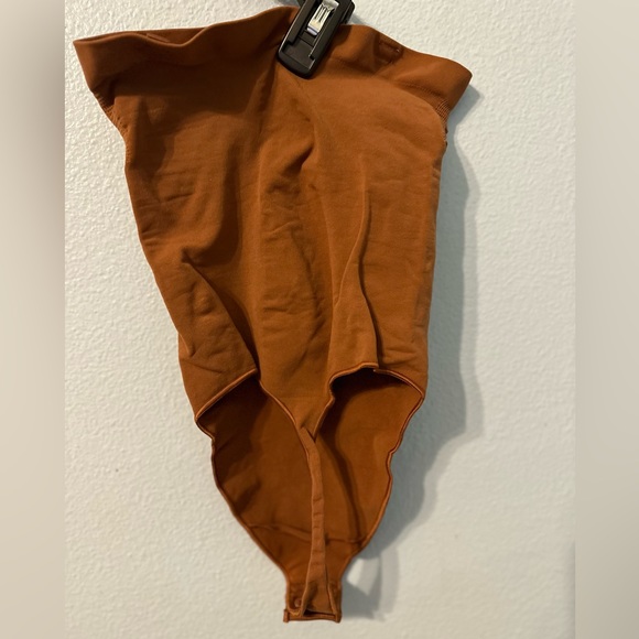 NWOT SKIMS SEAMLESS SCULPT 
STRAPLESS THONG BODYSUIT - Picture 4 of 6